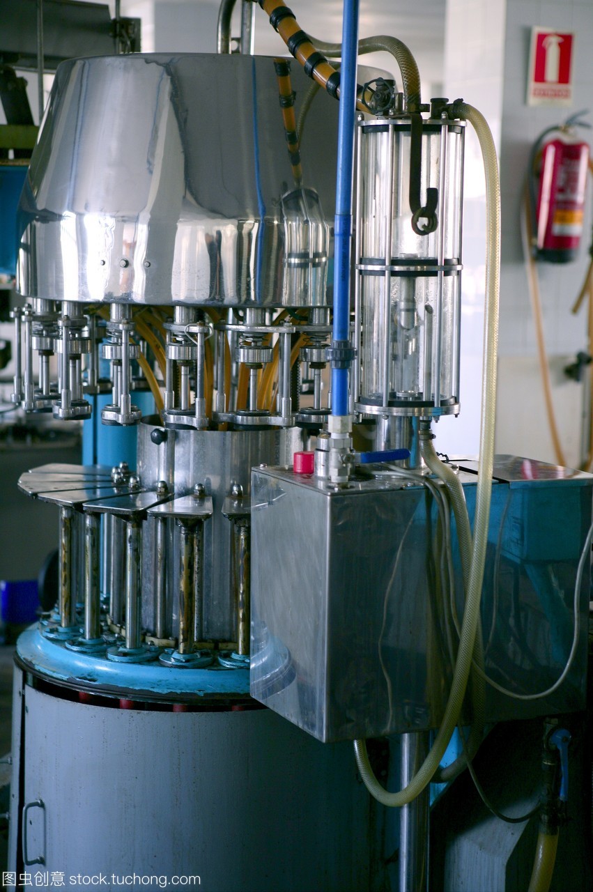 银色的丰收 现代机械如何重塑西班牙葡萄酒酿造产业